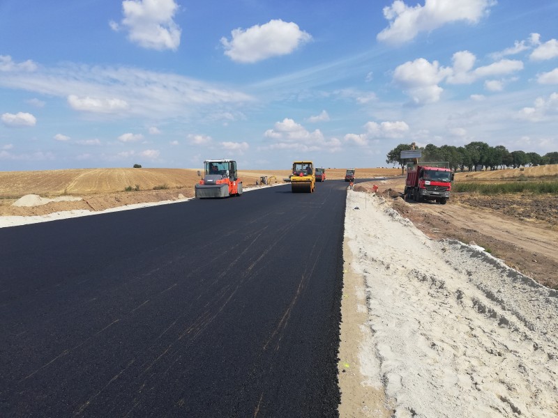 Na skrzyżowaniu drogi wojewódzkiej z powiatową prace wrą (FOTO)