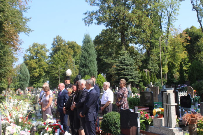 Kwiaty na grobach zabitych w czasie Zbrodni Lubińskiej