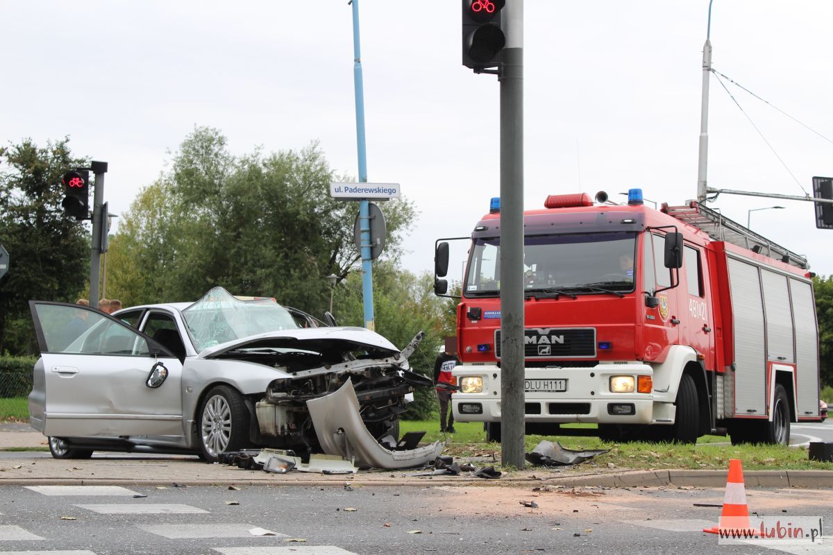 Staranował znak i uderzył w słup. Jedna osoba w szpitalu (FOTO)