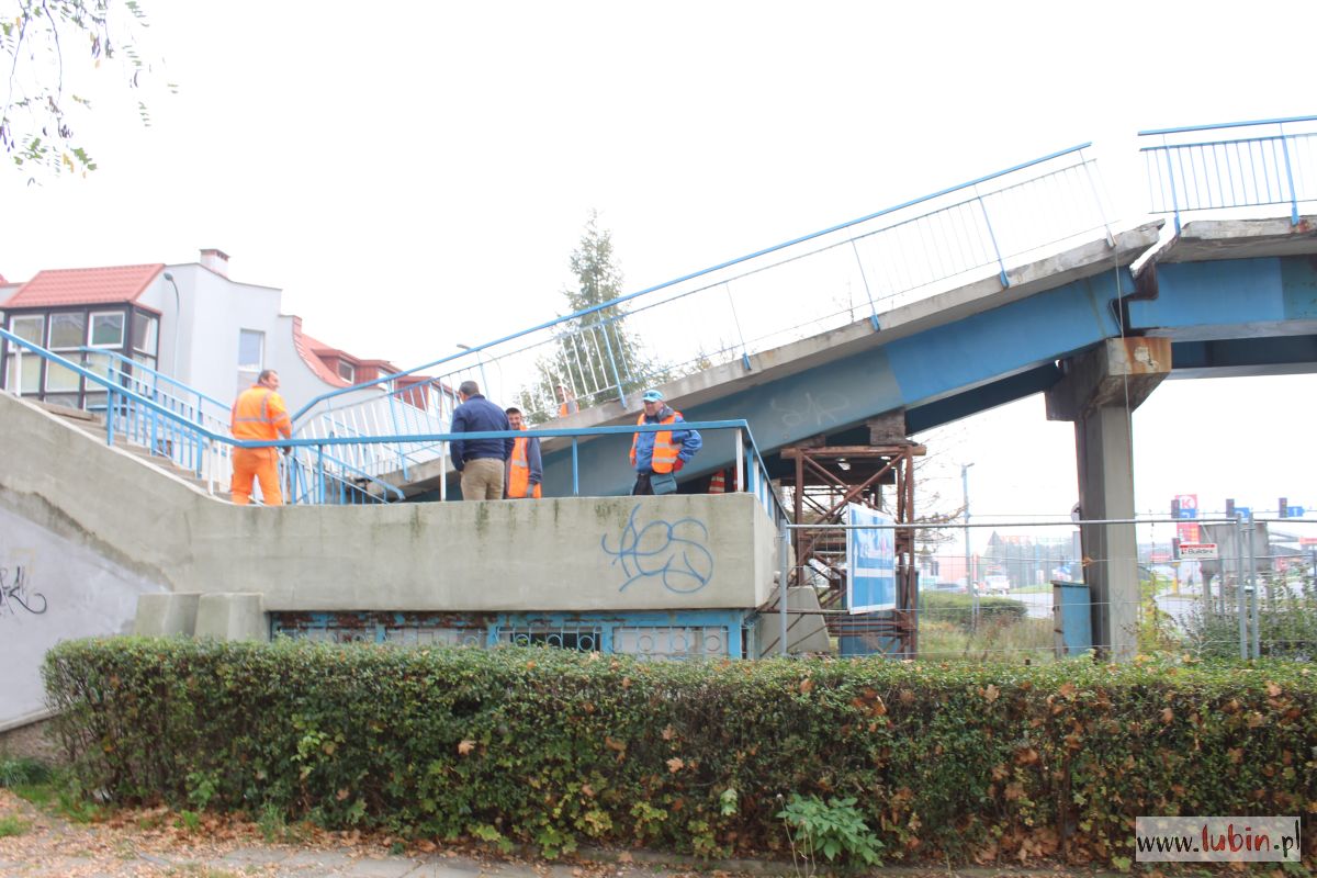 Rozpoczęły się prace na kładce KEN. Są utrudnienia w ruchu (FOTO)