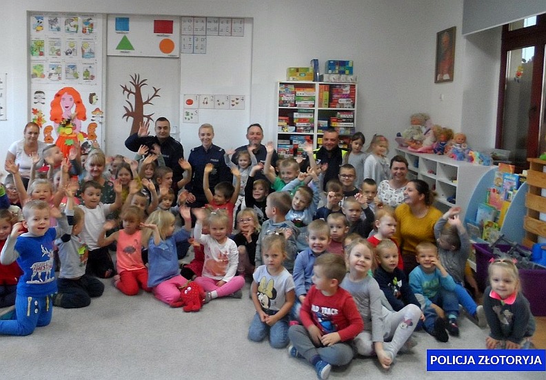 Policjanci pracowali po godzinach dla przedszkolaków