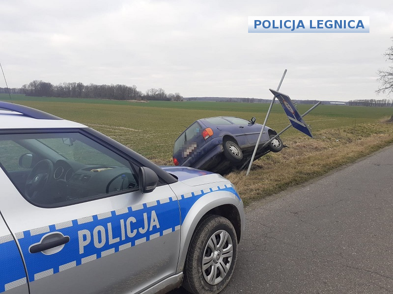 Ucieczkę przed policją zakończył w rowie