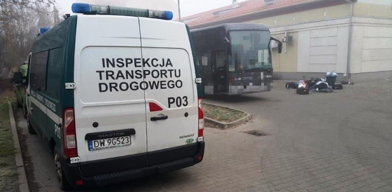 Niesprawny autokar wiózł dzieci na zawody sportowe