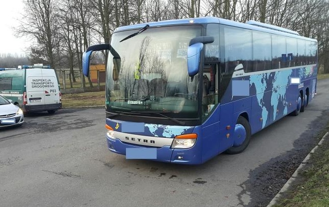 Sfałszował czas pracy, by dowieźć dzieci na ferie