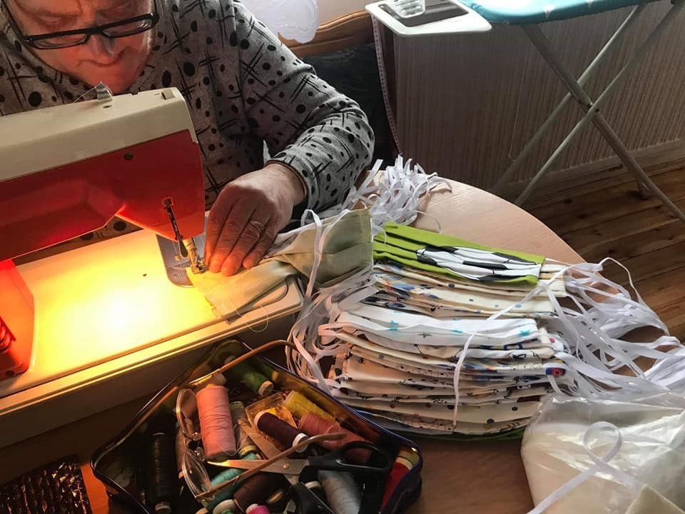 Krawcowe w ofensywie: Tysiące maseczek dla szpitali