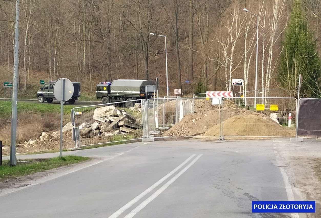 Niewybuchy przy drodze wojewódzkiej. Ewakuowano 15 osób