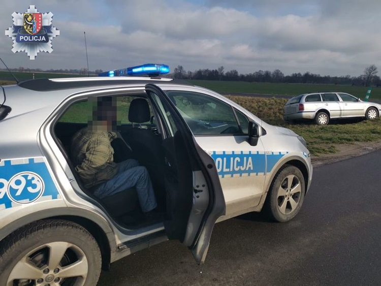 Na widok policjanta odwrócił wzrok i… wylądował w polu