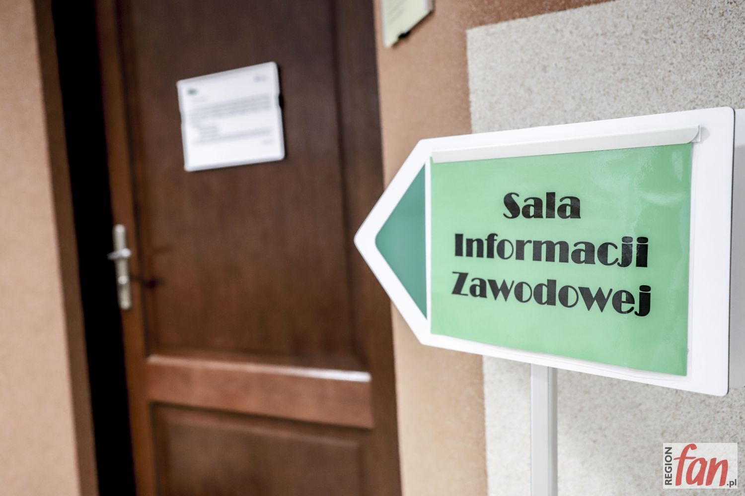 Na miejsce pracy i założenie firmy