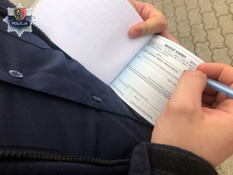 Przebywali w miejscach publicznych. Dostali po 500 zł mandatu