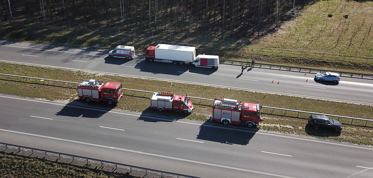 Bus uderzył w naczepę ciężarówki (FOTO, WIDEO)