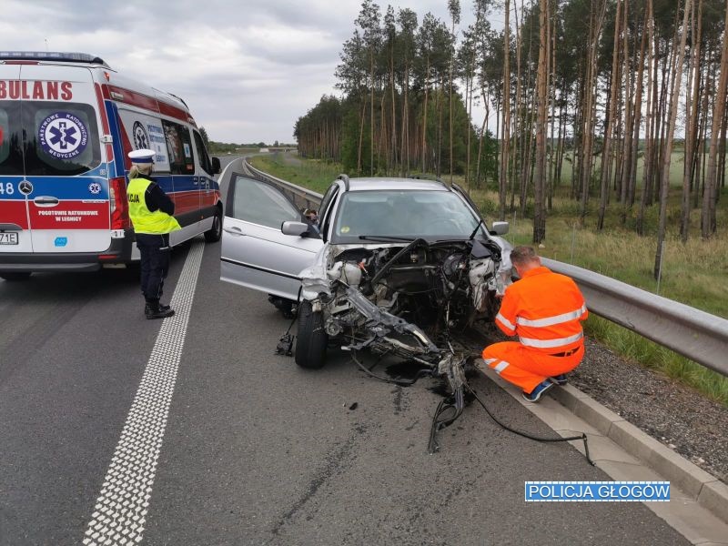 Siła uderzenia była tak duża, że z auta wypadł silnik (FOTO)