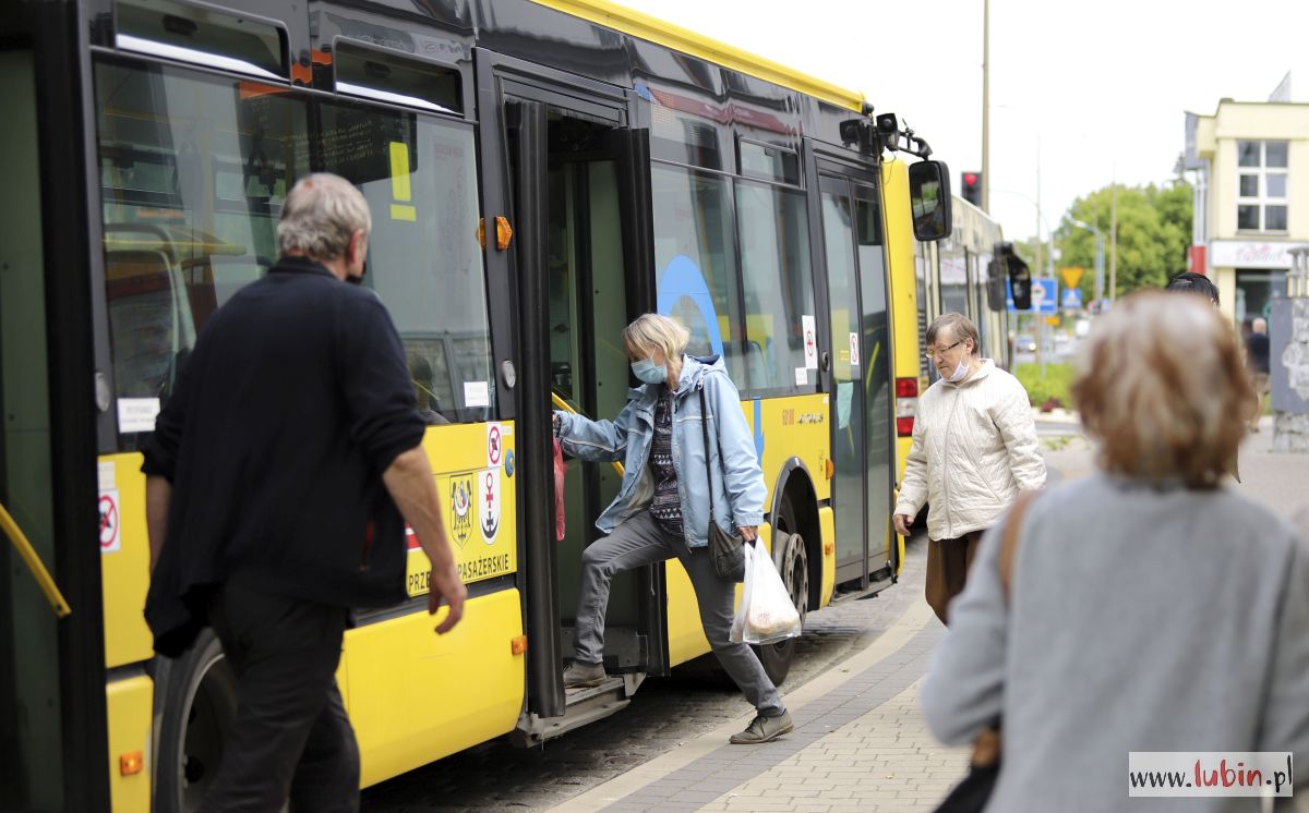 Pasażerowie bezpłatnych autobusów w miedzynarodowym gronie