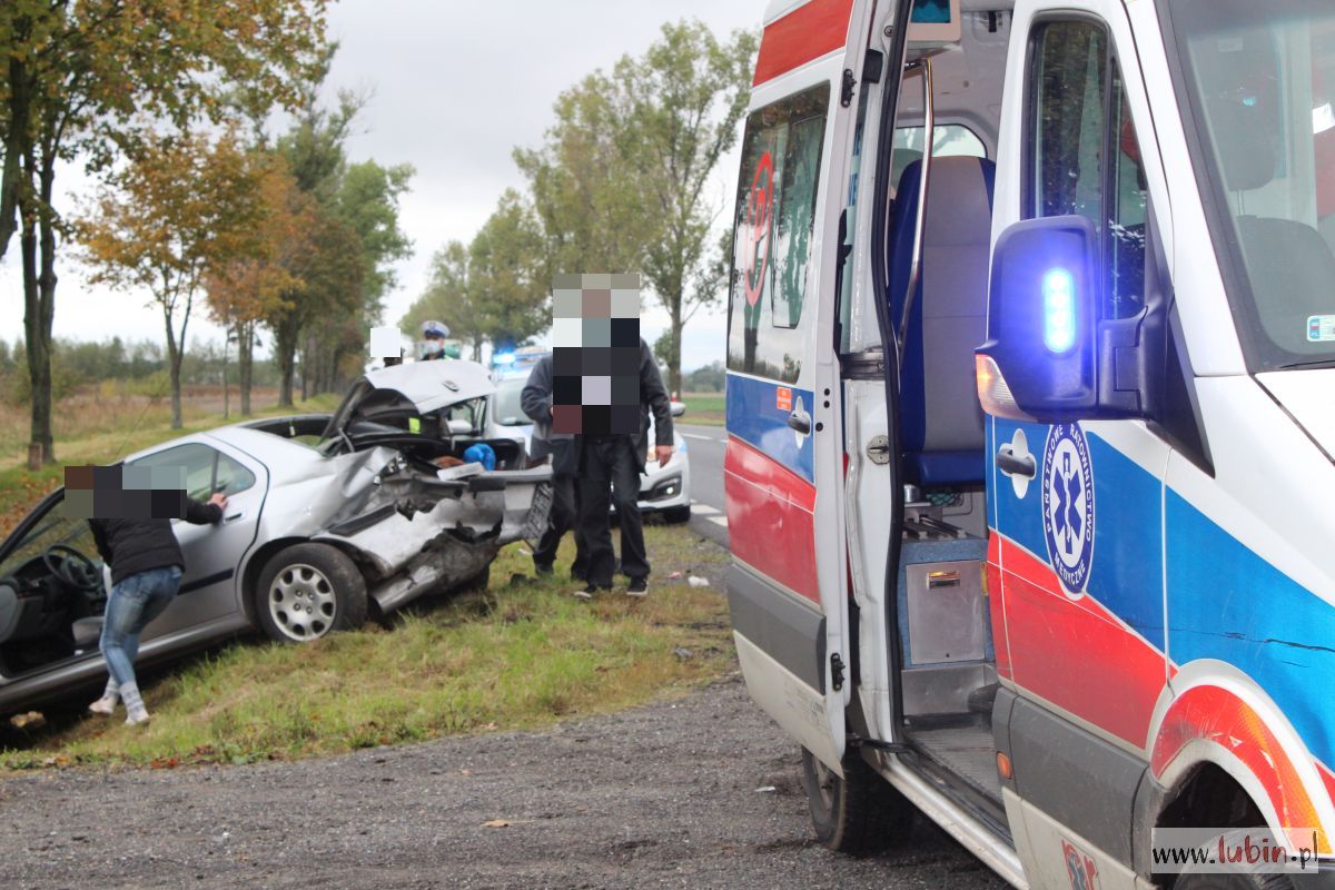 Peugeot w rowie, audi na polu – znów groźnie na krajowej „36” (FOTO) [AKTUALIZACJA]