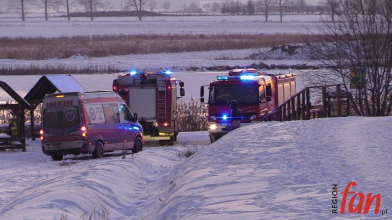 Spacerowicze w lodowatej wodzie. Pomoc przyszła w samą porę (WIDEO)