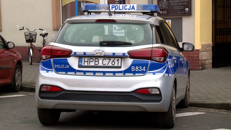 Eskortowali 4-latka, który włożył nogę pod kosiarkę