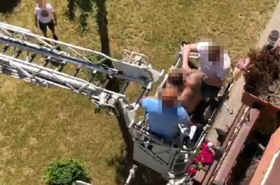 Uciekał po balkonach. Miał motywację (WIDEO)
