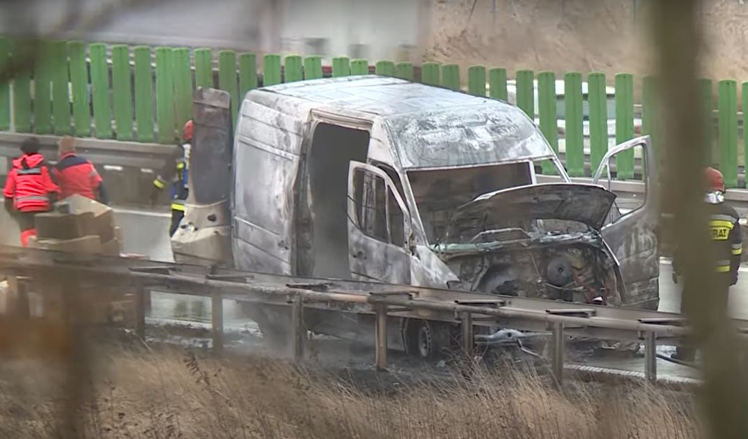 Spłonął kurierski bus na A4 (WIDEO)