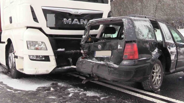Ciężarówka wjechała w Golfa! Są ranni (FOTO)