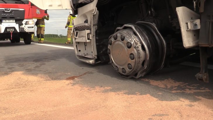 Wystrzał opony zablokował A4 (FOTO)