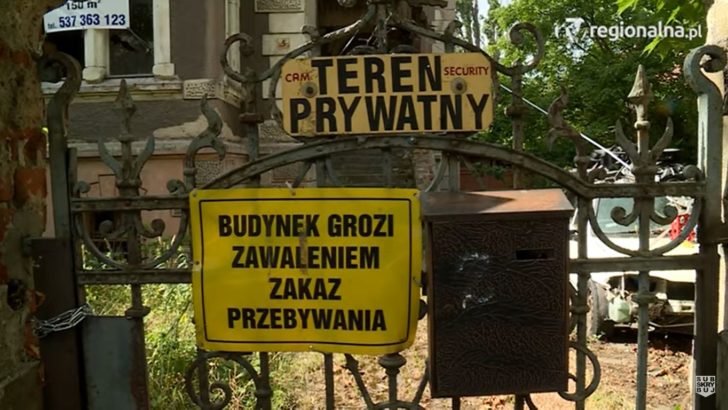 Śmiertelne zagrożenie przy placu zabaw (WIDEO)