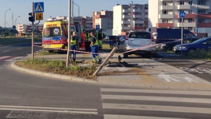 Zemdlała za kierownicą i uderzyła w lampę (WIDEO)