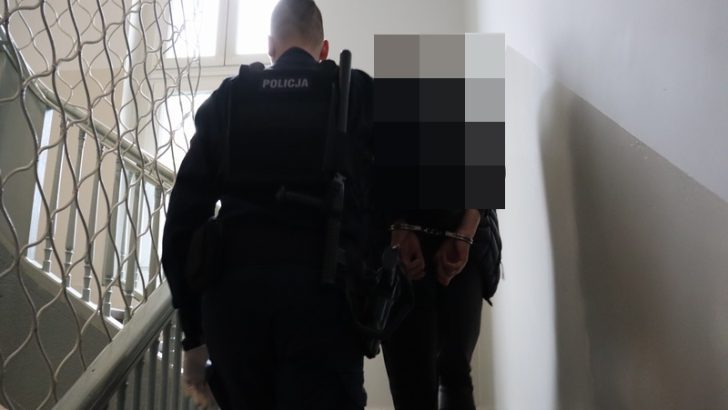 Pijany wjechał do rowu. Pijany kolega pomógł mu wyjechać
