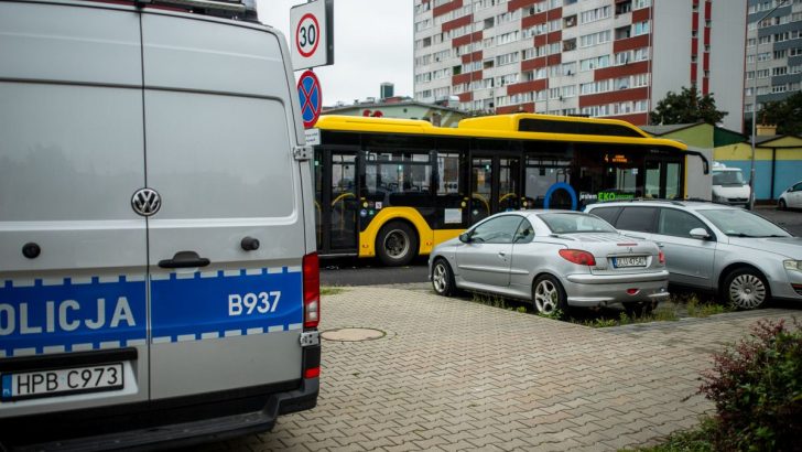 Dachowanie na S3 i potrącenie przez autobus