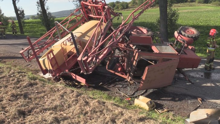 Ciągnik rolniczy na boku, winny kierowca ciężarówki