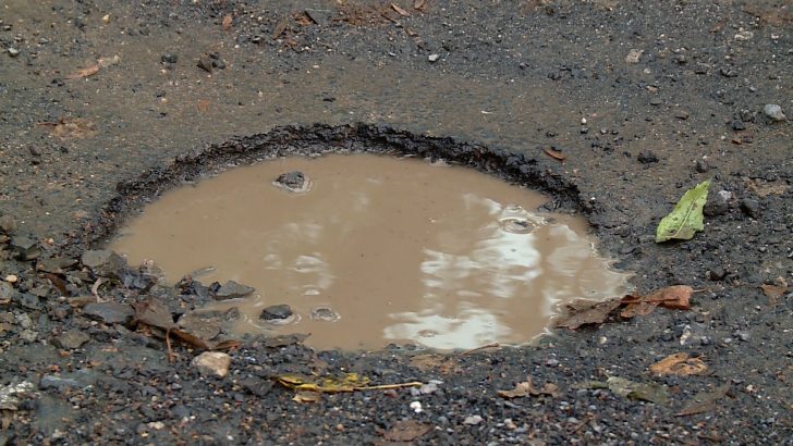Spór nad dziurawą drogą (WIDEO)