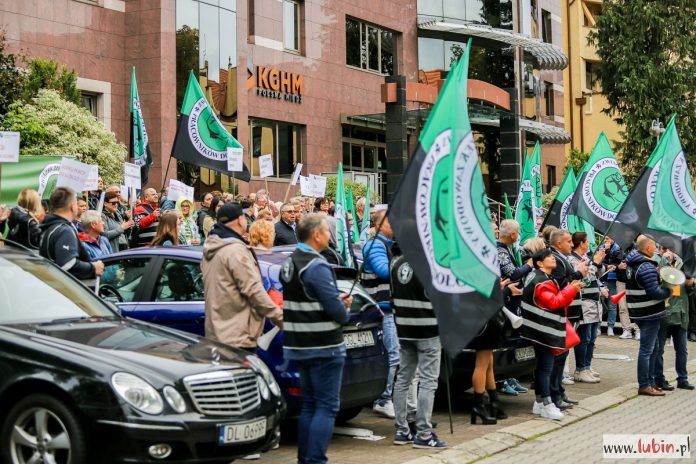 Chcą podwyżek, pikietowali przed siedzibą CBJ