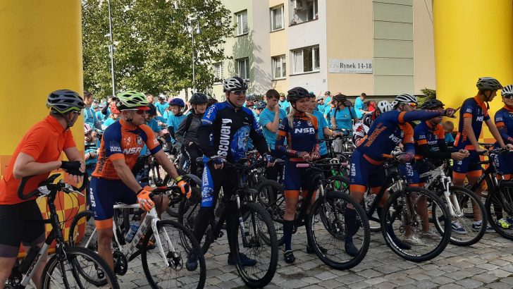 Przejechali przez miasto na rowerach