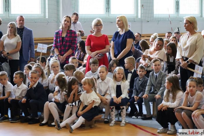 W szkołach zabrzmiał pierwszy dzwonek