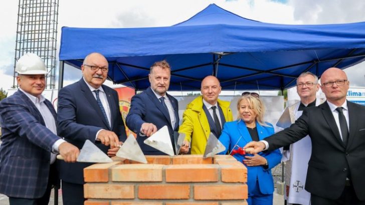 Fundamenty wylane, kamień węgielny wmurowany