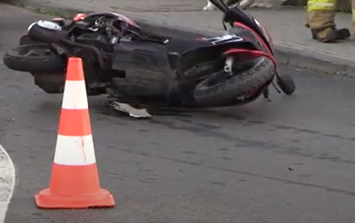 Ranny motorowerzysta po zderzeniu z busem
