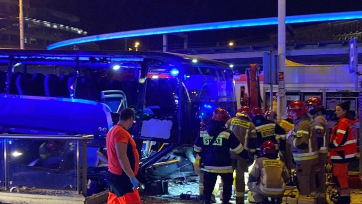 Autobus wpadł do przejścia podziemnego, kierowca zmarł