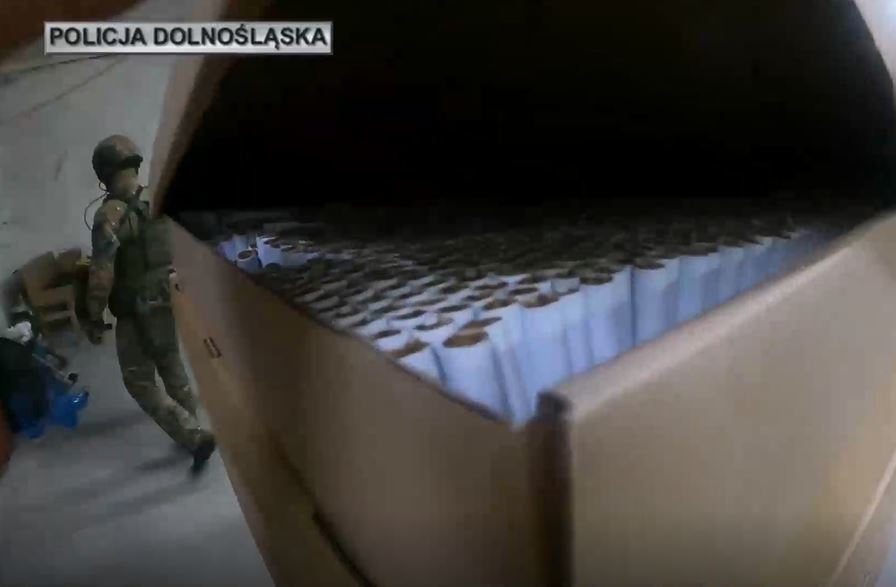 Rozbili gang produkujący nielegalne papierosy