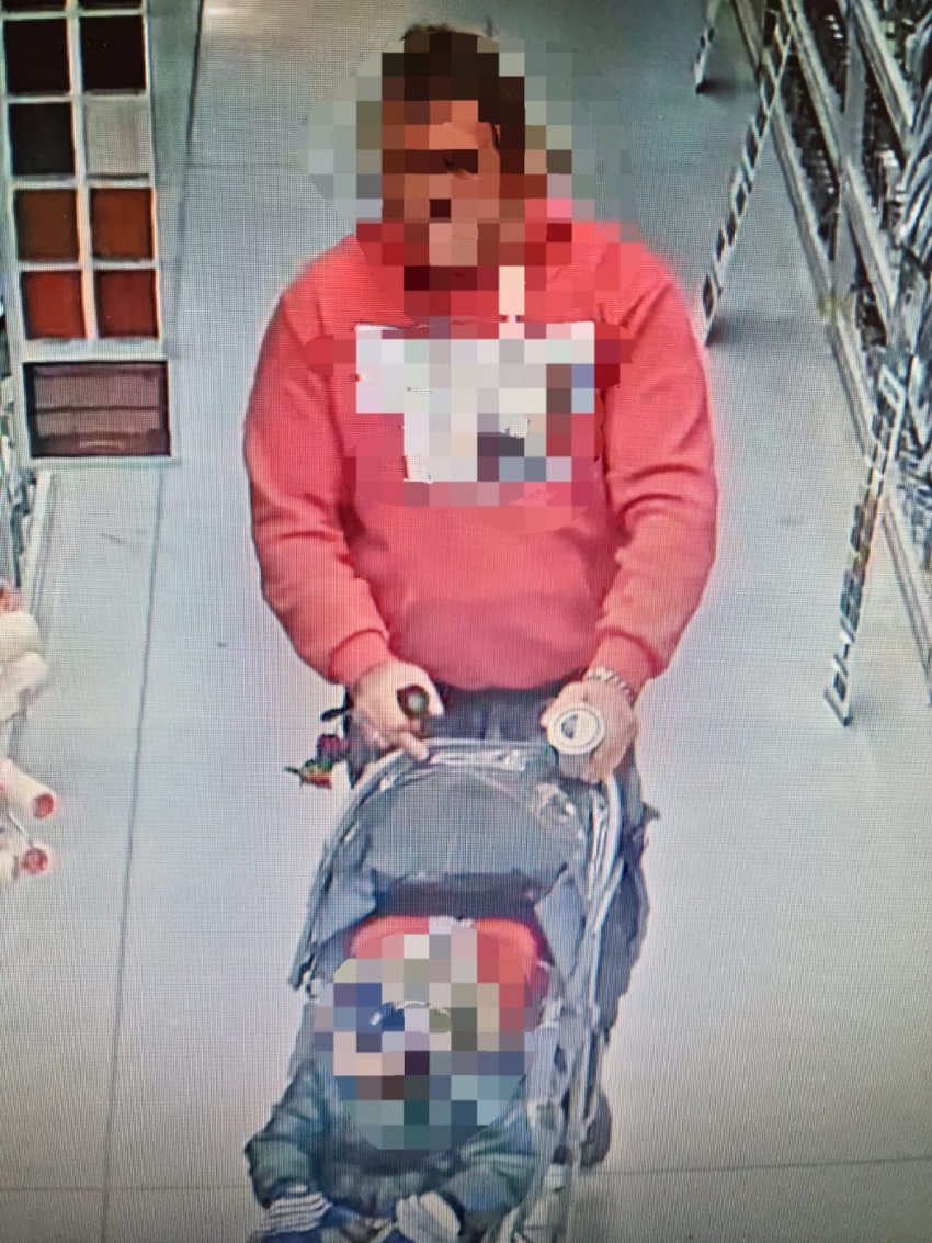 Z dzieckiem w wózku okradał market