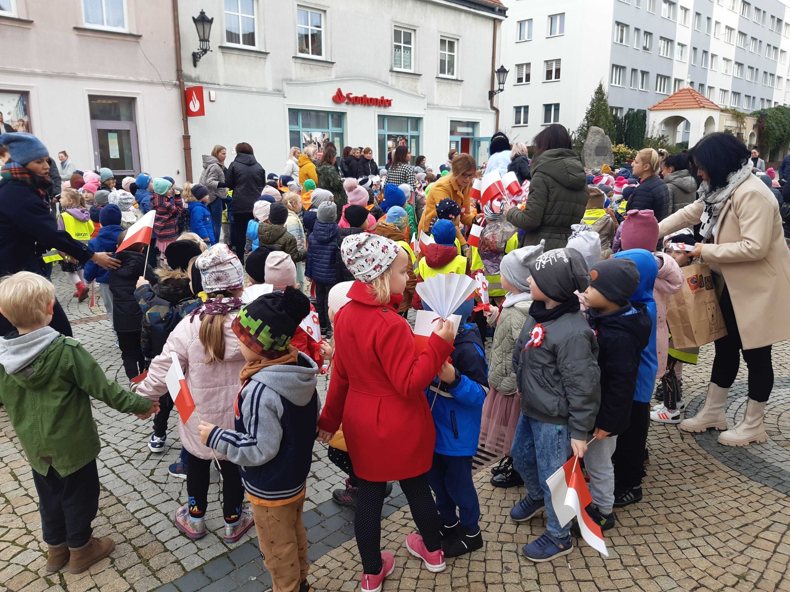 Żywa flaga z miejscowych przedszkolaków