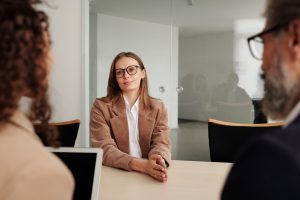 kobieta w trakcie rozmowy kwalifikacyjnej