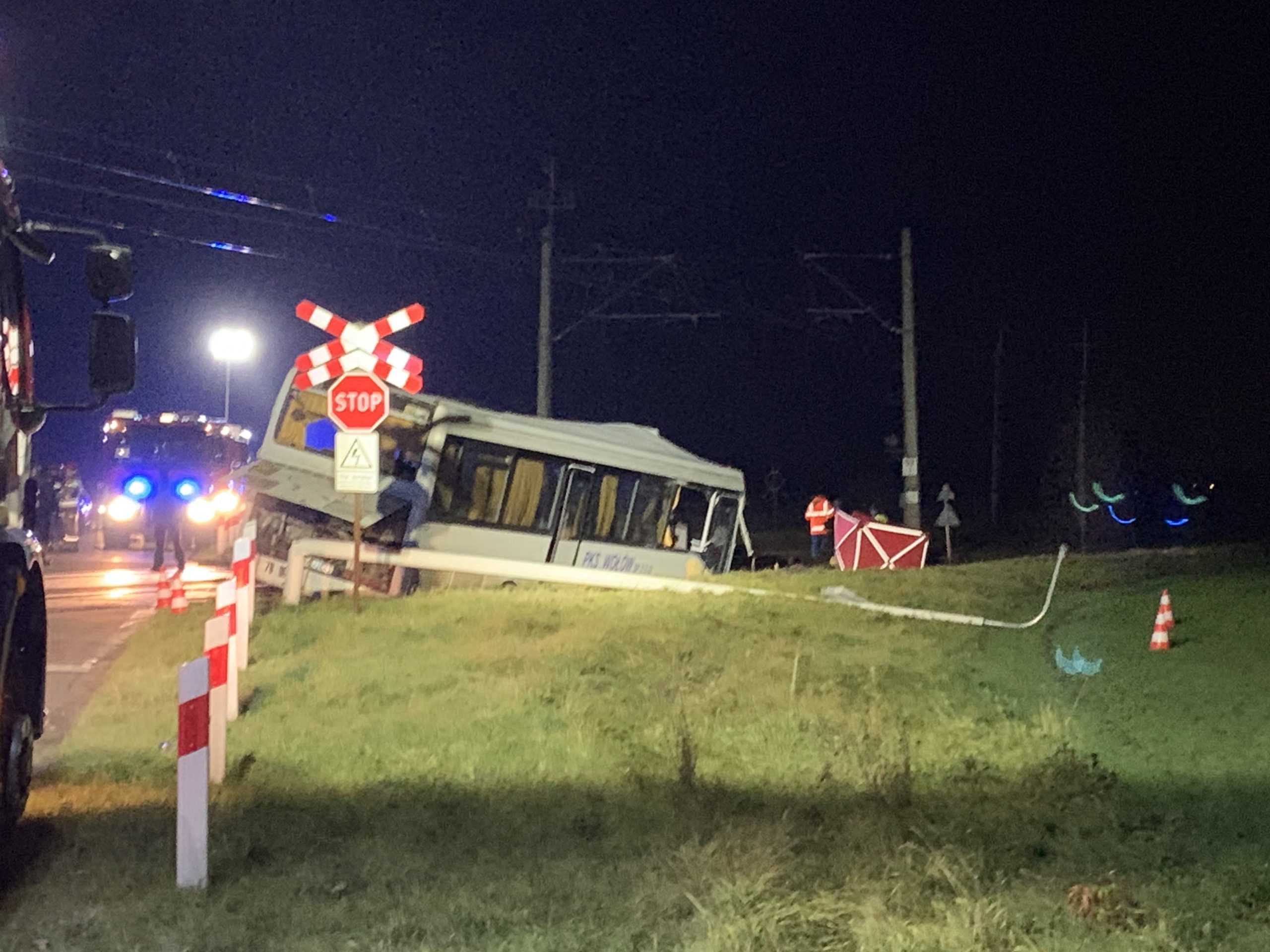 Autobus wjechał na tory, kierowca nie żyje (WIDEO)