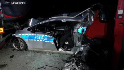 A4. Zmiażdżony radiowóz, są poszkodowani (WIDEO)