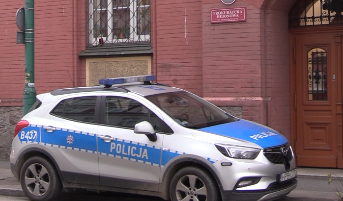 Przywiązanego do drzewa bił po głowie