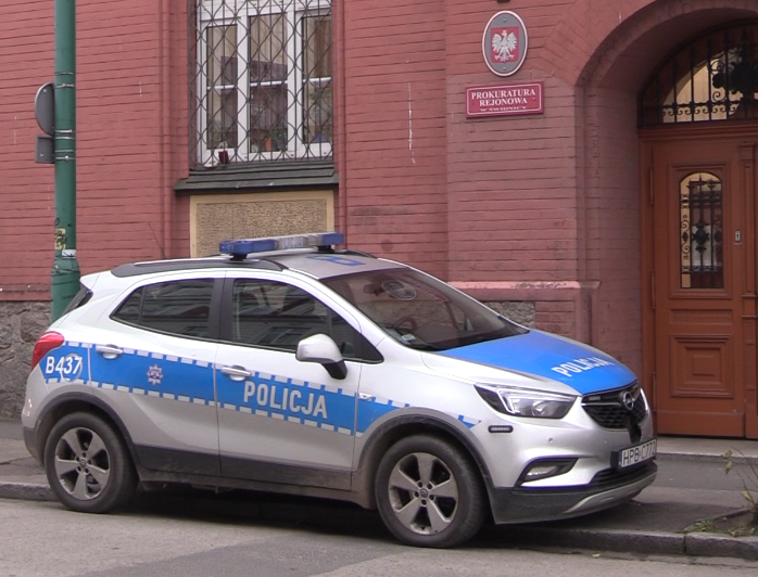 Przywiązanego do drzewa bił po głowie