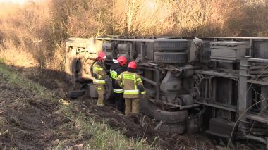 Ciężarówkę zwiało z drogi (WIDEO)
