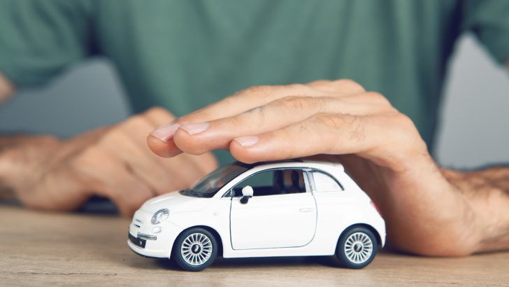 Zapomniałeś opłacić obowiązkową składkę OC? Zobacz, kiedy polisa przedłuża się automatycznie!