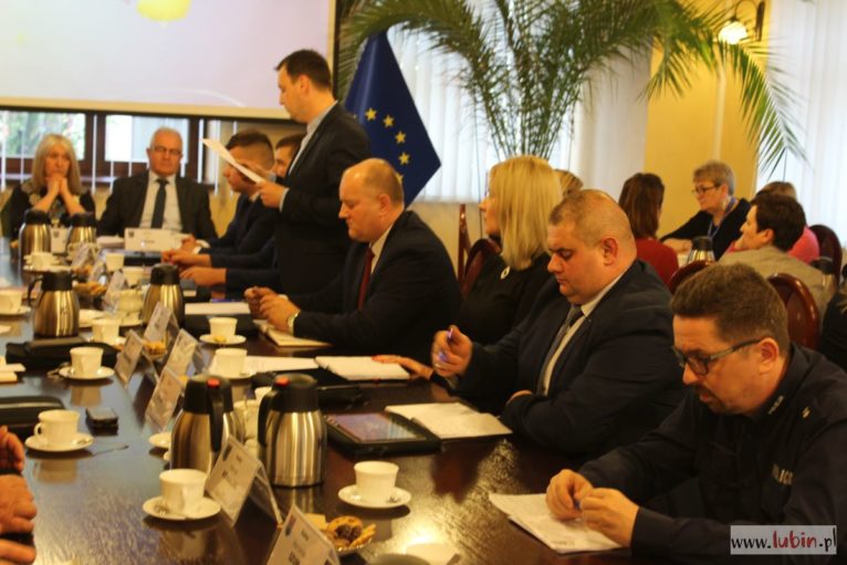 Radni zarzucają komisarzowi opieszałość