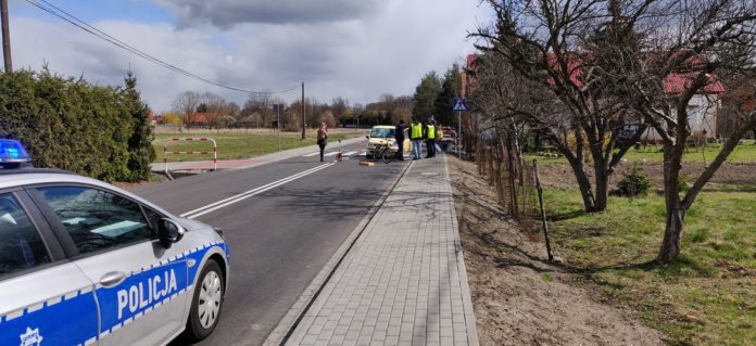 Rowerzysta potrącony przez samochód jest w ciężkim stanie