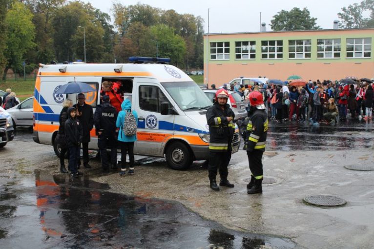 LUBIN. Alarm w szkole. Gimnazjaliści ewakuowani (WIDEO)