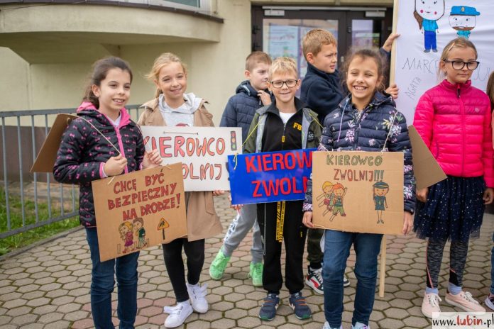 Uczniowie pomagali drogówce