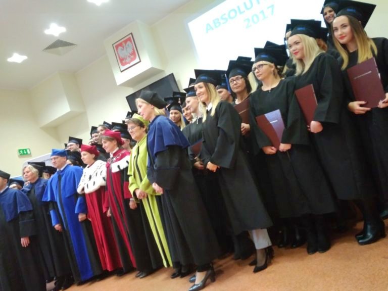 Rzucili biretami